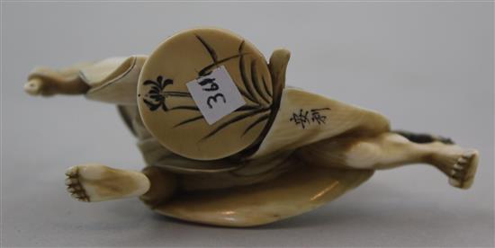 A Japanese ivory okimono of a ratcatcher, Meiji period, 8.5cm